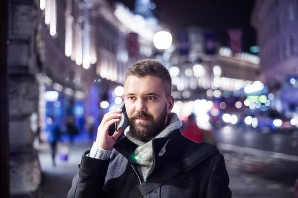 Adam Londra'da akıllı telefon ile — Stok fotoğraf