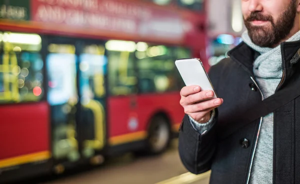 Uomo con smart phone a Londra — Foto Stock