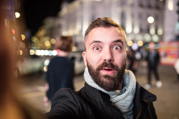 Hombre tomando selfie en la ciudad —  Fotos de Stock