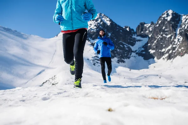 Två löpare jogging i bergen — Stockfoto