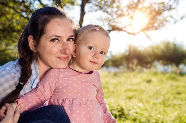 Gelukkig moeder en haar dochter — Stockfoto
