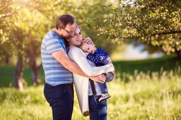 Doğadaki mutlu aile — Stok fotoğraf