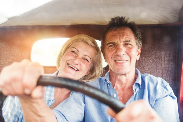 Senior couple in a car — Stock Photo, Image