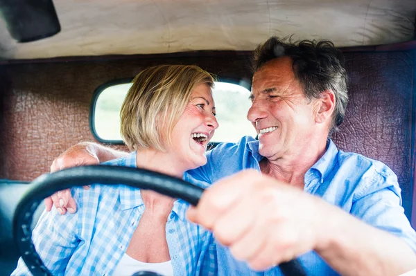 Casal de idosos em um carro — Fotografia de Stock