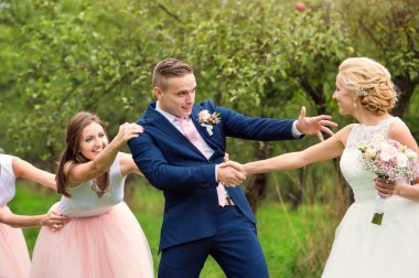 Güzel düğün çifti ve nedime