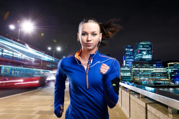 Mujer corriendo en la ciudad — Foto de Stock