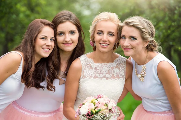 Braut mit Brautjungfern bei der Hochzeit — Stockfoto