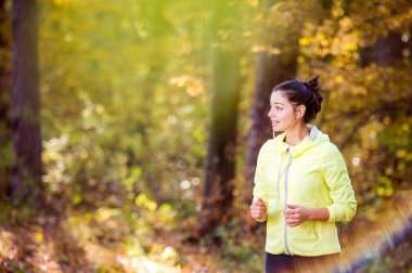çalışan genç bir kadın