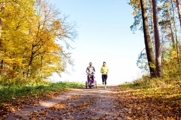 Junge Familie läuft — Stockfoto