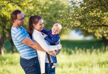 Doğadaki mutlu aile