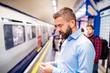 Metro genç erkeklerde