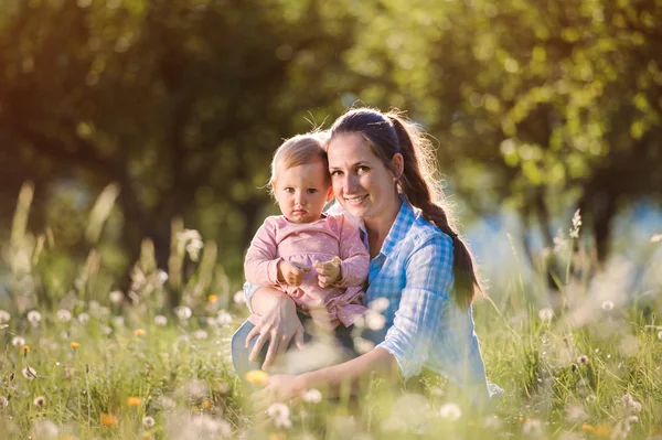 Mutlu anne ve kızı — Stok fotoğraf