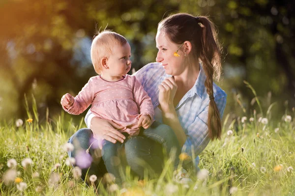 mutlu anne ve kızı