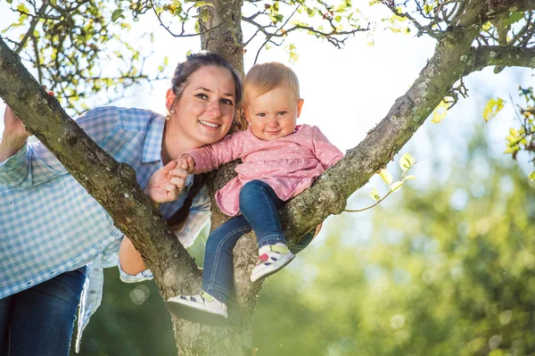 Feliz madre y su hija —  Fotos de Stock