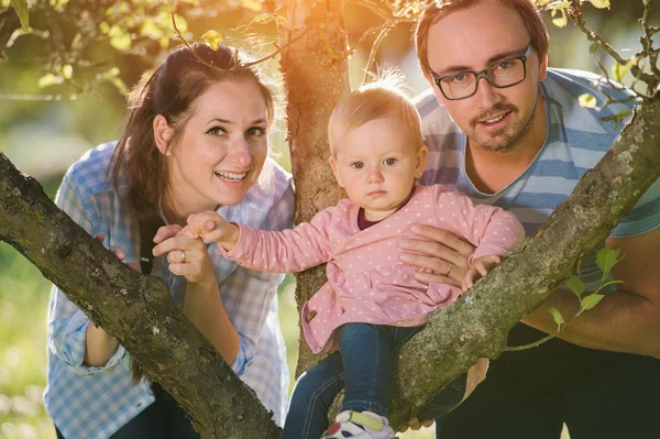 Famiglia felice nella natura — Foto Stock