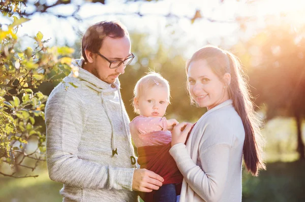 Счастливая семья на природе — стоковое фото