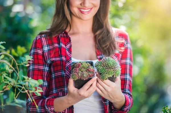 Schöne junge Frau bei der Gartenarbeit — Stockfoto