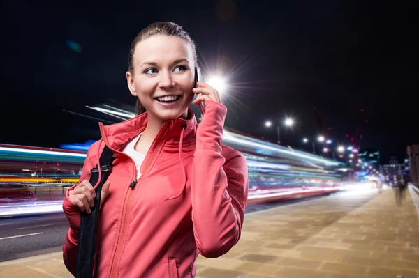 Жінка бігун в місті — стокове фото