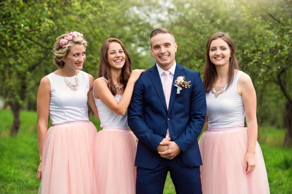 Novio con damas de honor en la boda — Foto de Stock