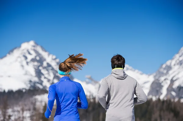 Jong koppel joggen — Stockfoto