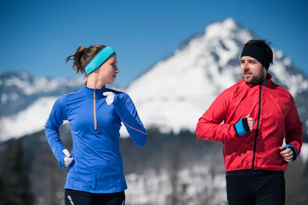 Jong koppel joggen — Stockfoto