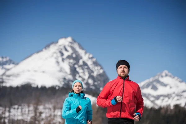 Giovane coppia jogging — Foto Stock