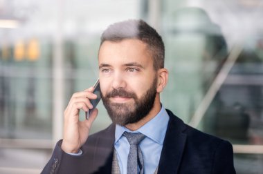 adam akıllı telefon ile