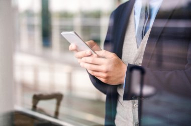 adam akıllı telefon ile