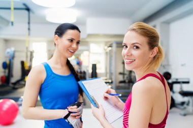 Spor salonunda güzel kadınlar