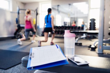 Spor salonunda güzel kadınlar