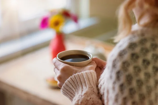 Mooie vrouw ontspannen — Stockfoto