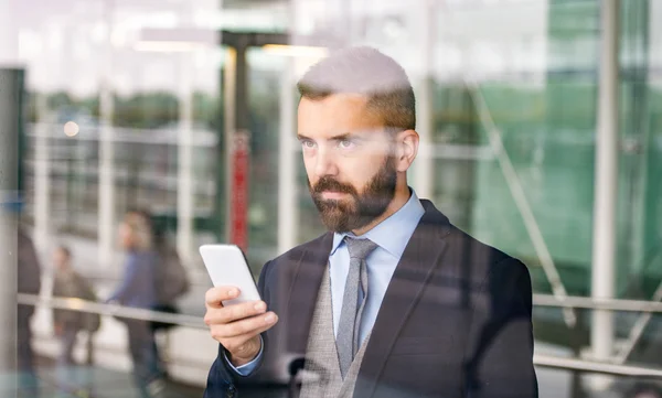 Człowiek inteligentny telefon — Zdjęcie stockowe