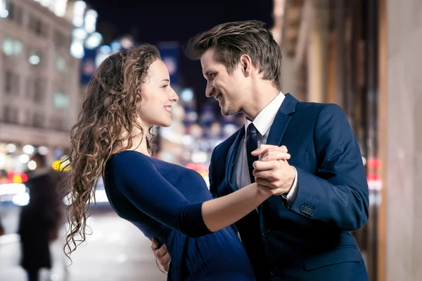 Bonito jovem casal — Fotografia de Stock