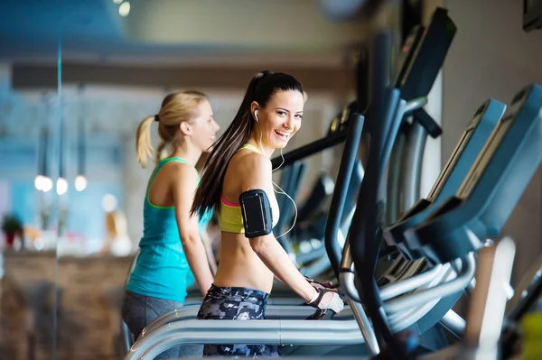 Hermosas mujeres en el gimnasio —  Fotos de Stock