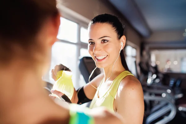 Schöne Frauen im Fitnessstudio — Stockfoto