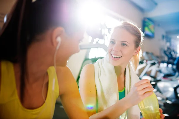 Schöne Frauen im Fitnessstudio — Stockfoto