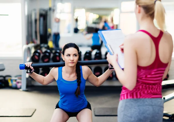 Schöne Frauen im Fitnessstudio — Stockfoto