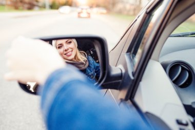 Kadın araba kullanıyor.