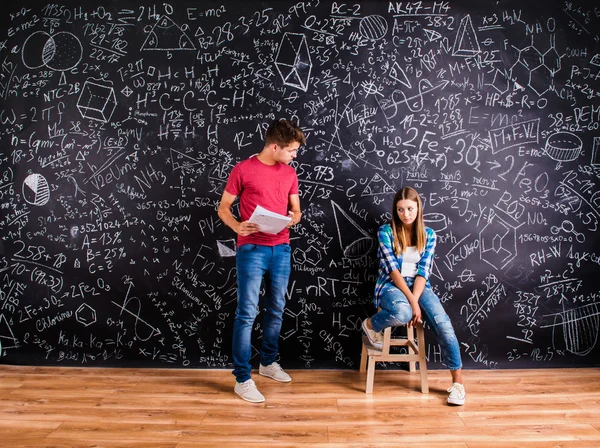 Hermosos estudiantes jóvenes —  Fotos de Stock