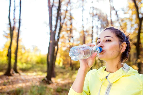 Mujer joven corriendo —  Fotos de Stock