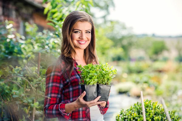 Mooie jonge vrouw tuinieren — Stockfoto