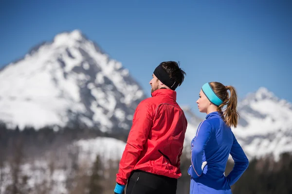 Jeune couple jogging — Photo