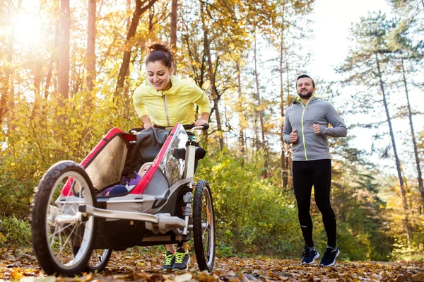 Junge Familie läuft — Stockfoto