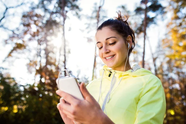 Mujer joven corriendo — Foto de Stock