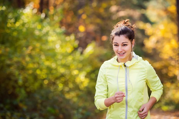 Young woman running — Stock Photo, Image