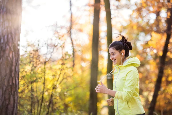 Mujer joven corriendo — Foto de Stock