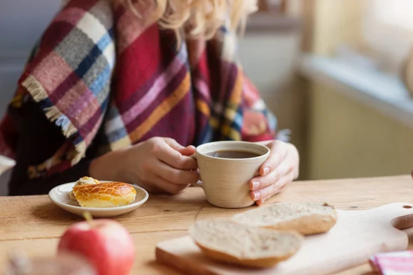 Schöne Frau entspannend — Stockfoto