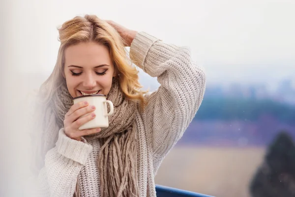 Schöne Frau entspannend — Stockfoto