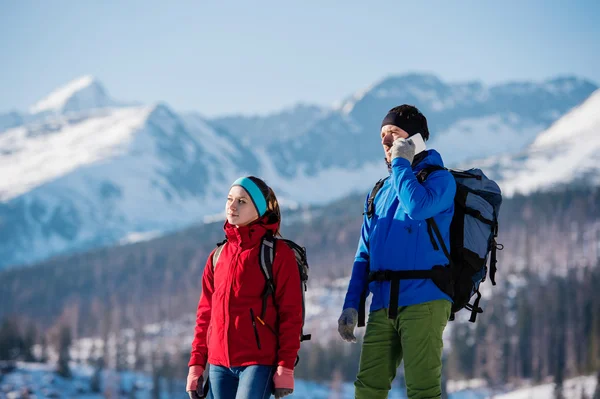 Junges Paar auf Wanderschaft — Stockfoto