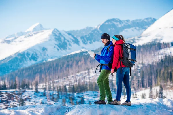 Junges Paar auf Wanderschaft — Stockfoto